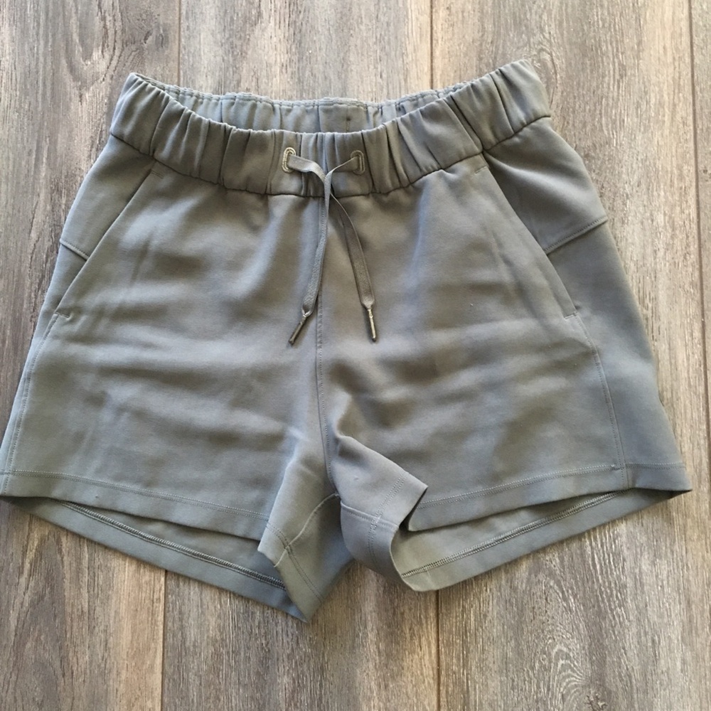 Lululemon On the Fly Woven Short Size 2